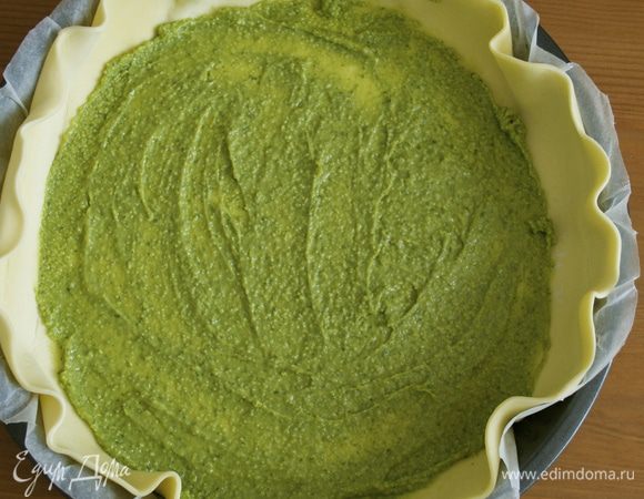 Соусом песто смазать тесто.