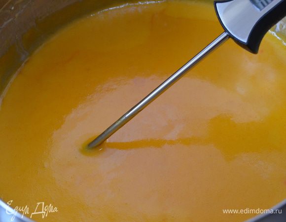 Нагреваем смесь до 104С. Если нет термометра, то после закипания кипятим ещё минуту. Снимаем смесь с огня. Желатин отжимаем и добавляем в крем. Смесь остужаем до 38С и добавляем размягчённое сливочное масло. Ставим в холодильник на ночь.