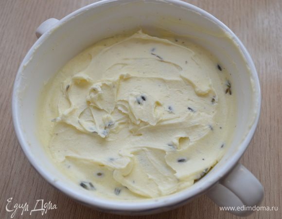 Добавляем маскарпоне и тщательно перемешиваем. Ставим в холодильник на ночь.