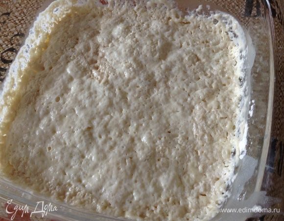 Поставить опару.
В теплое молоко добавить сахар, дрожжи и 3 ст. л. муки.
поставить в теплое место ( я ставлю в микроволновку и приоткрываю дверцу, тепло идет от лампочки в микроволновке) на 20 минут.