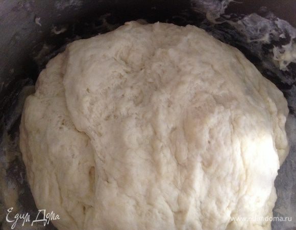 В опару добавить масло и муку. Замесить тесто.
Оставить его в теплом месте.