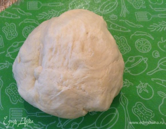 Тесто разделить на две части.