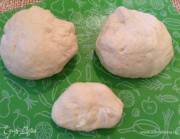 1-ая черепаха.
Тесто разделить на три куска. Один маленький и два равных.