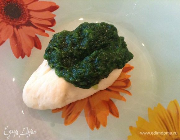 В маленький кусок добавить шпинат.