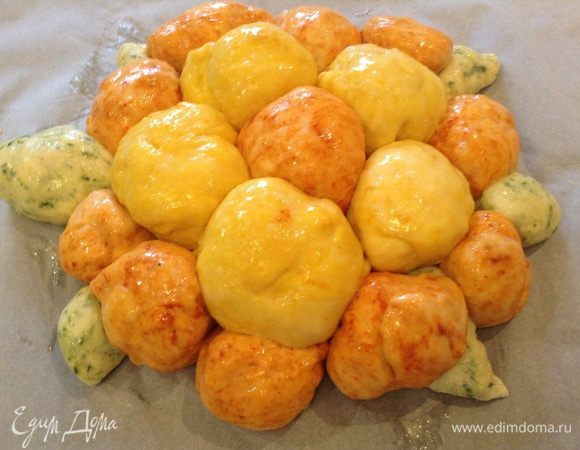 Обмазать взбитым яйцом.