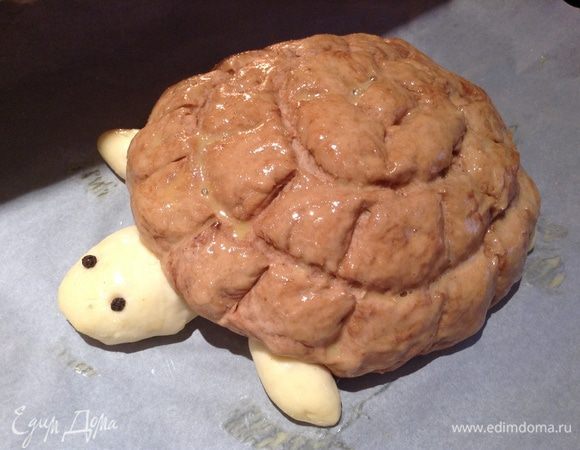 Обмазать яйцом и выпекать 20 минут при 180.