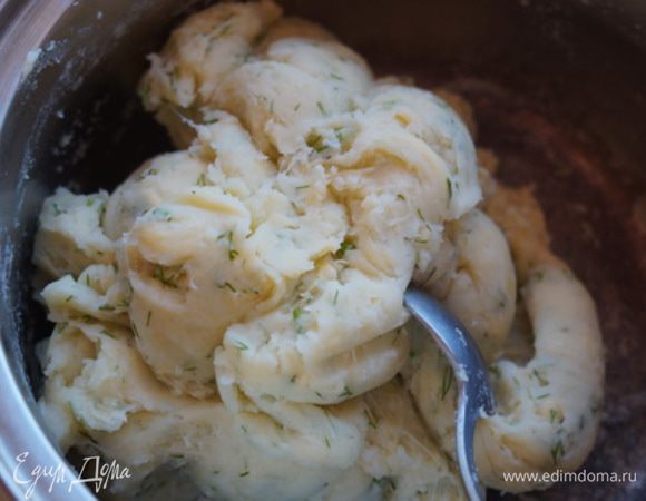 Приготовили картофельное пюре, добавили натертый сыр, измельченный укроп. Получилась однородная клейкая масса.