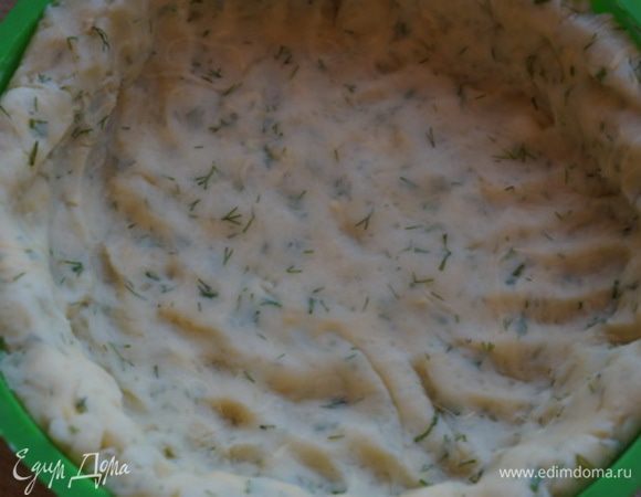 Выкладываем эту массу в силиконовую форму и разравниваем по стенкам и дну этой формы.