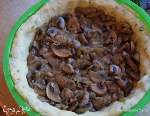 Готовим грибы с луком, предварительно поджарив их на подсолнечном масле и посолив. Эту начинку отправляем в форму. Разравниваем.