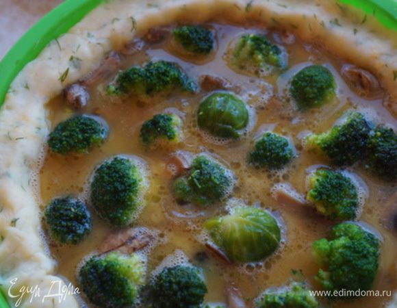 Выкладываем равномерно брокколи (предварительно опустив ее в кипяток) поверх грибов и заливаем все яичной подсоленной массой. Ставим запеканку в духовку, предварительно нагретую до 180*С на 50 минут.