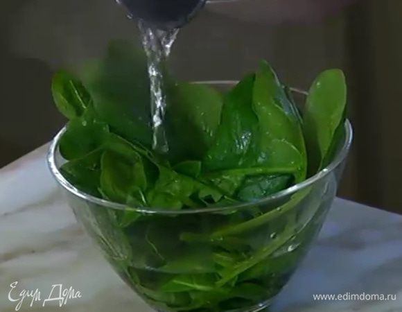 Шпинат залить кипятком, дать постоять 2 минуты, затем откинуть на дуршлаг и промокнуть бумажным полотенцем.