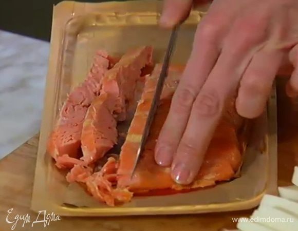 Рыбу нарезать полосками.