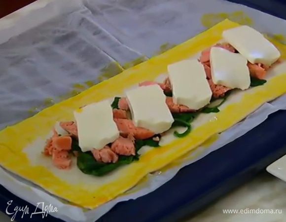 Желток перемешать с солью, смазать края теста без начинки и тонкие полоски теста.