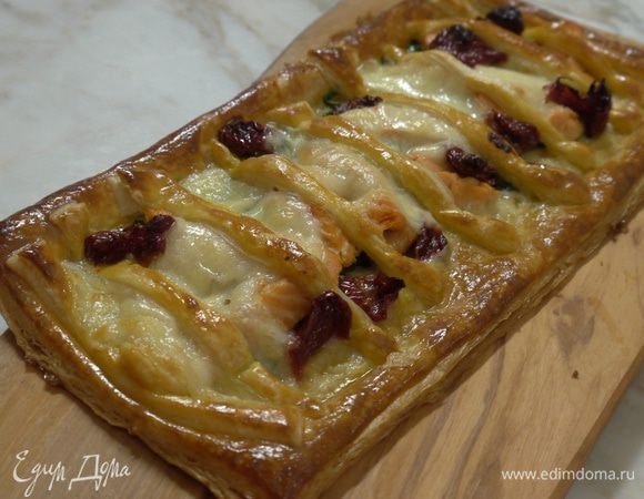 Выпекать пирог в разогретой духовке 18–20 минут.