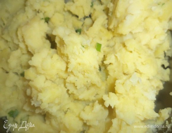 Отварить морковь и яйца.
Очистить картофель, отварить в подсоленной воде до готовности. 
Воду слить, влить 100 мл молока, добавить 25 гр сливочного масла и размять толкушкой в пюре.
Мелко порубить пучок зеленого лука, добавить в пюре, тщательно перемешать.