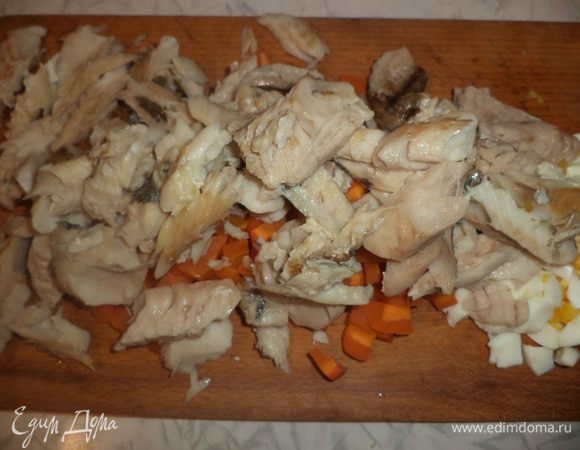 Морковь почистить, нарезать кубиками средней величины.
Сваренные яйца почистить, и также нарезать кубиками.
Рыбу размять на кусочки, удаляя кожу и кости.
Перемешать морковь, яйца и рыбу, посолить и поперчить, перемешать.
Температуру духовки увеличить до 190 градусов.