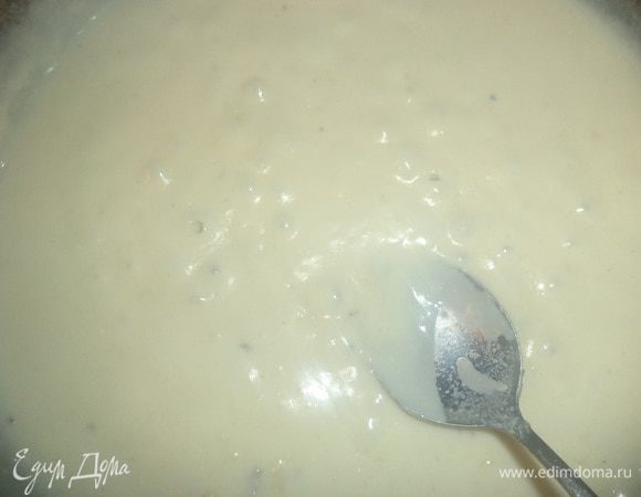 Растопить в небольшой сковороде 55 гр сливочного масла, спассеровать муку, тщательно размешивая.
Снять с огня и ввести в сохранённое от запекания рыбы молоко, тщательно размешивая.
Поставить молоко на огонь и варить, помешивая, до загустения. Добавить томатную пасту, перемешать, проварить ещё несколько минут.