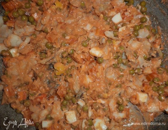 Снять соус с огня, добавить в соус рыбу, яйца, морковь, зеленый горошек, перемешать. Выложить эту смесь в смазанную маслом форму для запекания.