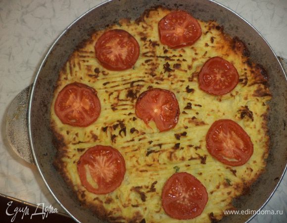 Помидоры порезать кружочками. Выложить сверху на запеканку, форму поставить под гриль и запекать ещё 5 минут.