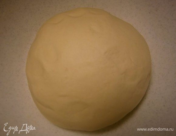 Накануне вечером нужно приготовить  опару: в глубокую миску влить воду, добавить дрожжи и размешать до растворения. Затем всыпать просеянную муку и  замесить крутое тесто. Скатать тесто в колобок и выложить в смазанную растительным маслом миску. Накрыть плёнкой и оставить при комнатной температуре  на 10 часов ( я оставила на кухонном столе).