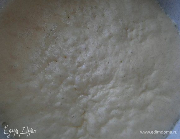 Утром, из достаточно крутого теста, получилась очень воздушная опара.
Опара выросла в 3 раза.