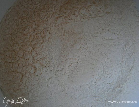 В отдельной посуде смешать сухие ингредиенты - соль, сахар, молотый кардамон и просеянную несколько раз муку.