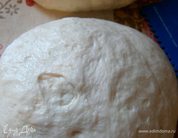 Подошедшее тесто обмять и разделить на 2 части. 