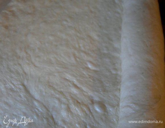 Каждую часть теста раскатать скалкой и свернуть рулетом, защипить  шов и концы.