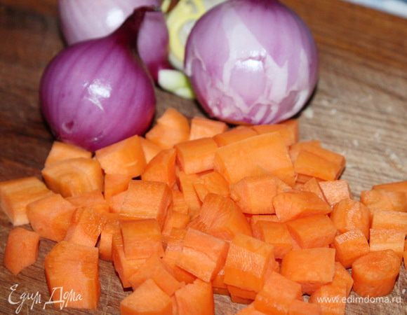 Чистим морковь и лук, нарезаем кубиком и отправляем морковь обжариваться в посуде с маслом растительным (у меня небольшая чугунная кастрюлька).