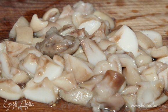 Размороженные грибы (у меня маслята) нарезаем кубиком.