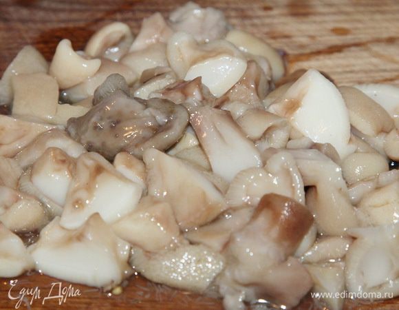 Размороженные грибы (у меня маслята) нарезаем кубиком.