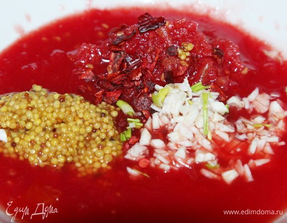 Отправляем маслята к моркови с луком, тушим минуты 3-4. В это время очищаем помидоры от шкурки и натираем на крупной терке, добавляем мелко порезанный зубчик чеснока, паприку и горчицу. Перемешиваем.