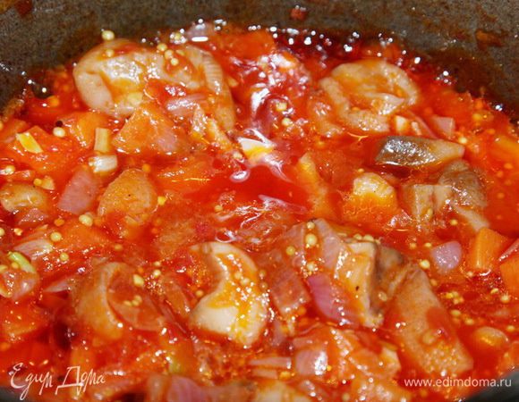 К протушенным овощам добавляем нашу томатную заливку. Готовим минут 5.