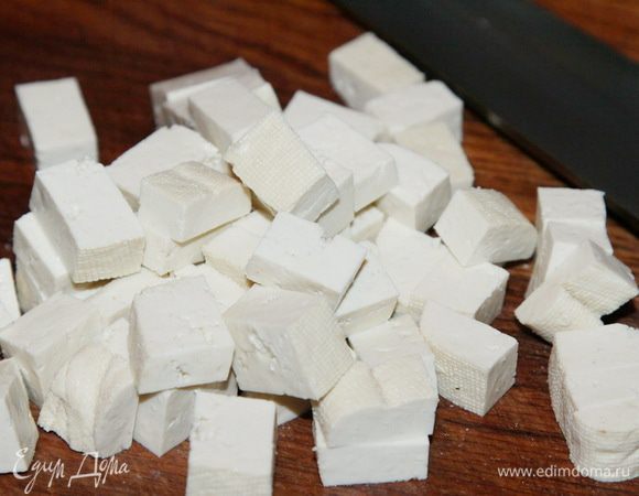 В это время сыр тофу нарезаем кубиком.