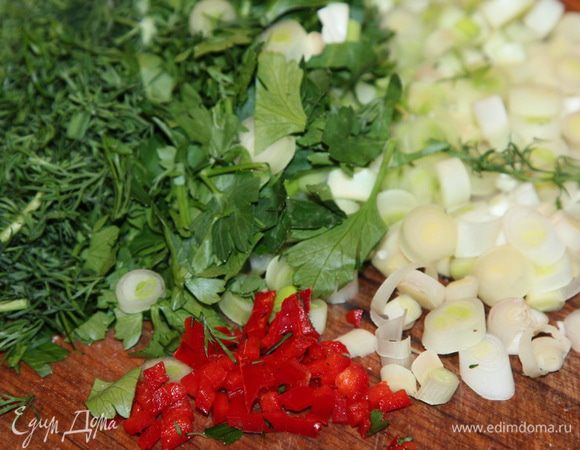 Перемешиваем и тушим буквально пару минут. Пока рагу готовится, нарезаем зелень и половинку маленького перца чили. 