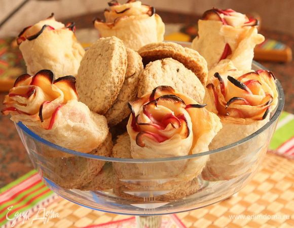 А еще я на свой день рождения пекла "Сладкие розы без шипов" от Natalia на кухне http://www.edimdoma.ru/retsepty/64835-sladkie-rozy-bez-shipov и кокосовое постное печенье "СОКРОВИЩА МОНТЕСУМЫ" от Катюши КТ-SW http://www.edimdoma.ru/retsepty/54299-kokosovoe-postnoe-pechenie-sokrovischa-montesumy. Все очень вкусно, а розы получились бесподобные! Если нужно удивить гостей - очень рекомендую! Спасибо девочкам огромное-преогромное!!! 