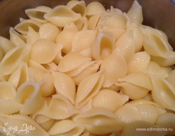 Отварить пасту.