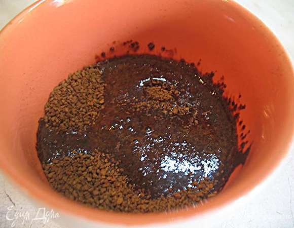 Растворимый кофе залить 50 мл воды и отставить. 
