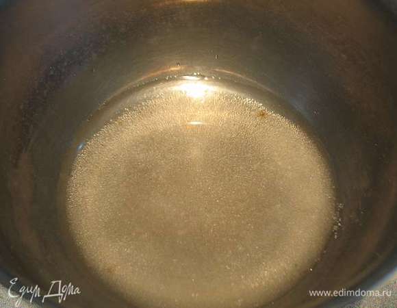В сотейник насыпать сахар и залить его 50 мл. воды. Поставить на средний огонь. 