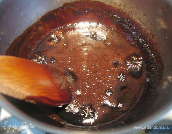 Кофе перемешать и осторожно добавить в карамель (пузырится и может брызгаться). Перемешать и убрать с огня. 