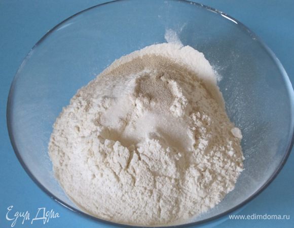 Муку дважды просеять. Всыпать сухие дрожжи, ванильный сахар, обычный сахар.