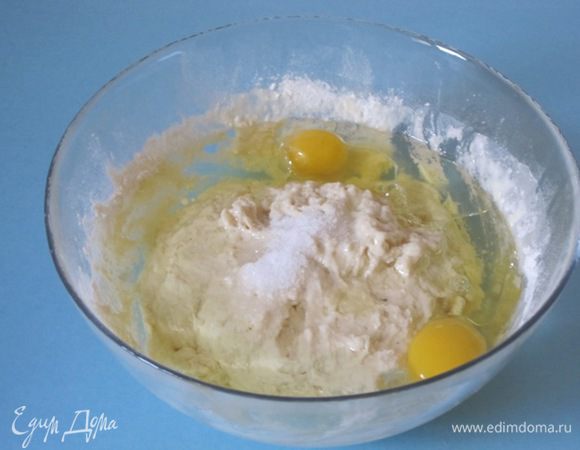 Влить 1/2 стакана оливкового масла и яйца, посолить.