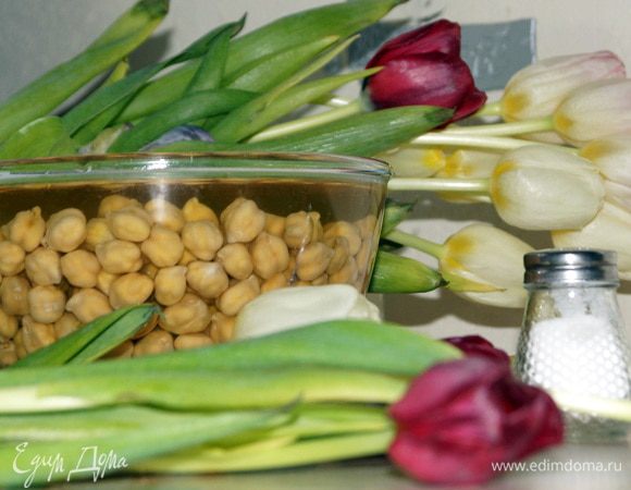 Замочить нут на 6-8 часов (можно на ночь) в подсоленной воде.