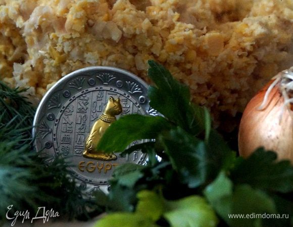 Измельчите нут в блендере. Также измельчите лук, чеснок, мелко порежьте зелень.