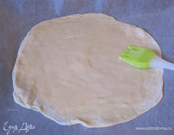 Смазать оливковым маслом из оставшегося 1/2 стакана масла.