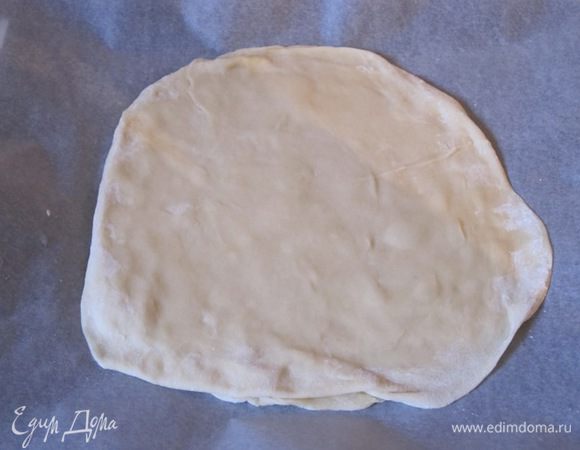 Выложить на противень, выстланный бумагой для выпечки, друг на друга.