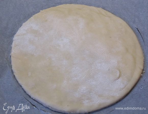 Обрезать в форме круга диаметром 24 см.