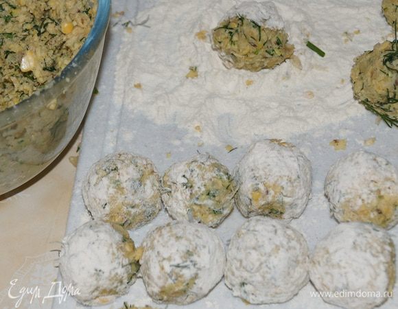 Сформируйте шарики размером с грецкий орех. Обваляйте в муке.