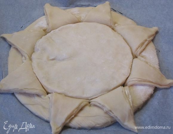 Стопку смазанных маслом кругов диаметром 16 см выложить в середину большого круга.