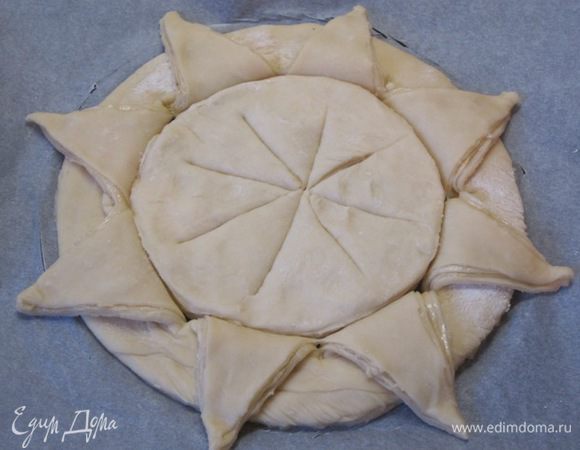 Сделать 4 надреза через центр круга.